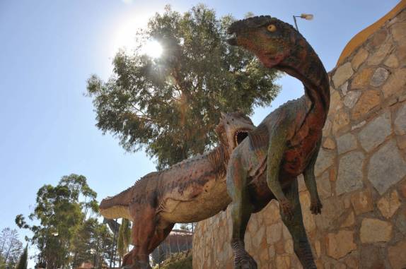 Maquetes em tamanho real de dinossauros que caminharam pela região de Sucre - Bolívia